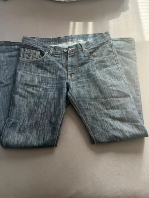 Blå jeans från Fashion Factory - Säljer ett par klassiska blå jeans från Fashion Factory med snygg tvätt och kontrastsömmar. Jeansen har fem fickor och normal passform. Perfekta till en avslappnad stil och funkar året runt.
