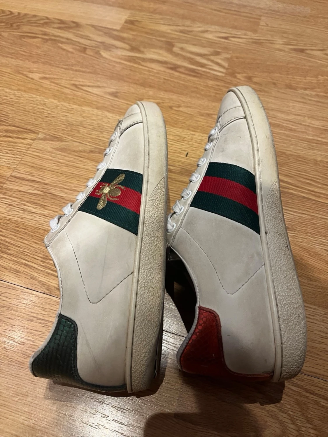Vita sneakers med broderad bi - 4