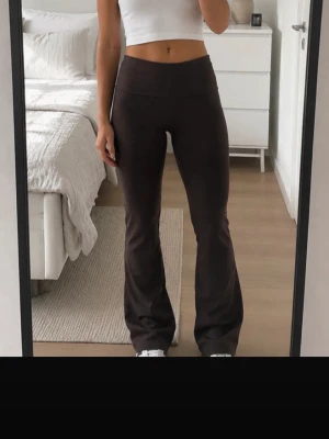 Snygga yogabyxor från madlady - Snygga bruna yogabyxor i mkt bra skick från Madlady i stl xs/Reg🩷