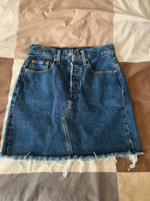 Levis kjol  - Endast testad en gång. Storlek 25 vilket motsvarar xs