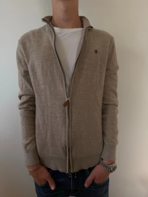 Morris  - Morris full zip xs. Modellen är ca 168cm.                                              Hör av er vid mer info🙌