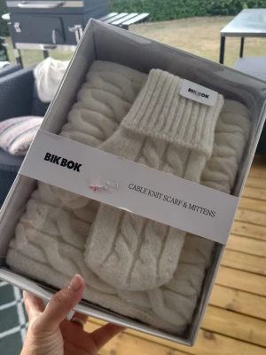 Bik bok cable knit scarf and mittens - Helt ny och oanvända vantar och halsduk från bik bok. Passar perfekt till den kommande vintern och hösten. 