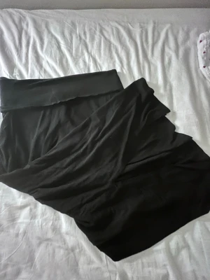 Svart långkjol - En svart lång kjol med slits på baksidan, med en vikbar kant!! Från Lindex i storlek 170, tyget är väldigt skönt!!❤️