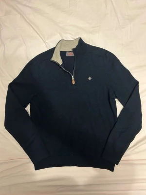Morris Half-zip - Den klassiska Morris half-zipen i 100% merinoull | Passar både med skjorta eller tshirt under | Storleken är från början M men har krympt till en exakt XS, då den är lite för liten på mig som alltid bär S | Väldigt fint skick och har använts sparsamt | Tveka inte med att ställa frågor!