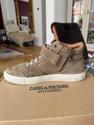 Snygga sneakers från Zadig Voltaire  - Snygga sneakers i mocka från Zadig Voltaire som passar perfekt nu till hösten. Knappt använda och skickas i nyskick tillsammans med deras skokartong.