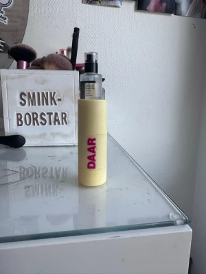 Highlighter stick i champagnefärg - Krämig highlighter i stickformat med en snygg champagnefärgad ton. Förpackningen är ljusgul med texten DAAR i rosa. Perfekt för att ge glow till kindben, näsa och brynben. Enkel att applicera direkt från stiftet. Det är använt 2 gånger.