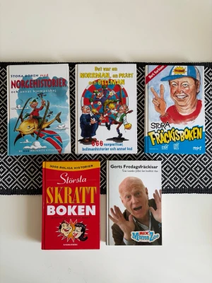 Paket med roliga skämtböcker - Säljer ett paket med fem skämtböcker fyllda med Norgehistorier, Bellmanvitsar, fräckisar och roliga historier. Omslagen är färgglada med illustrationer och foton. Perfekt för dig som gillar humor och vill ha många skratt i bokhyllan.