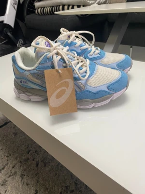 Asics nyc blue gel - Helt nya Asics skor har inga fläckar eller hål men dem saknar lådan.