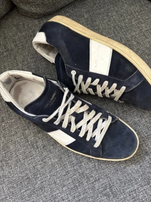 Marinblå Saint Laurent sneakers SL02 - Hej 👋 skorna har inga synliga defekter och den ända synliga defekten är en liten slitning på insidan av hälen. Självklart äkta‼️Annonsen kommer bara finnas i 24 H storlek 45