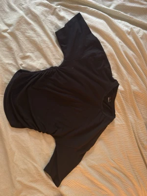 Svart kortärmad topp - En svart basic topp från gina, i storlek xs. Passar till en vardaglig outfit, t.ex. ett par jeans