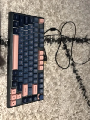 Mekaniskt tangentbord blå/rosa - Säljer ett kompakt mekaniskt tangentbord från Skyloong med snygga blå och rosa tangenter. Tangentbordet har USB-anslutning och robust plastchassi. Perfekt för gaming eller skrivande och har en modern, stilren look.