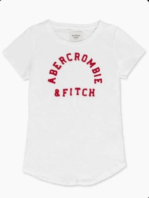 Vit t-shirt från Abercrombie & Fitch - Vit t-shirt med rund hals och röd Abercrombie & Fitch-logga framtill. Klassisk passform och korta ärmar, perfekt till jeans eller shorts. Tillverkad i mjuk bomull för en skön känsla hela dagen.