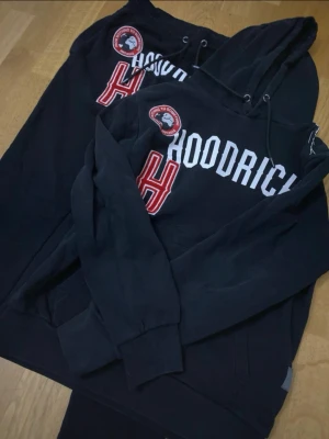 Hoodrich svart set - Hoodrich hoodie och byxor i strl M går att köpa enskilt tröja/byxor hör av er vid frågor eller bud