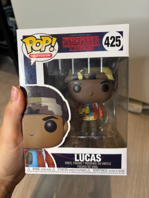 Funko Pop Stranger Things Lucas - Säljer en Funko Pop vinylfigur av Lucas från Stranger Things, nummer 425. 