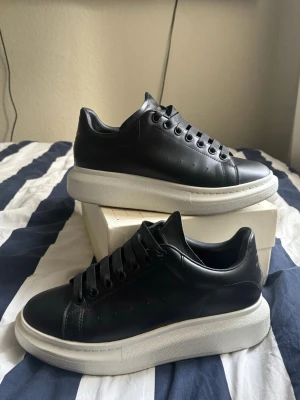 Alexander mcqueen skor - Chunky Alexander mcqueen, storlek 43. Använda men fortfarande i bra skick. Finns lite defekter bara fråga om man vill ha bild på det. Annars är skorna i bra skick. Har sko kartong kvar dessutom