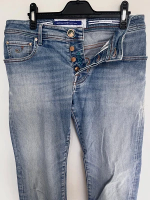 Jacob Cohën Jeans - Riktigt feta Jacobcohen jeans! Sliten patch annars bra skick. Storlek 30 midja=41, Längd=97. Modellen är 622 och sitter slim/regular. Kontakta mig för fler frågor och funderingar!