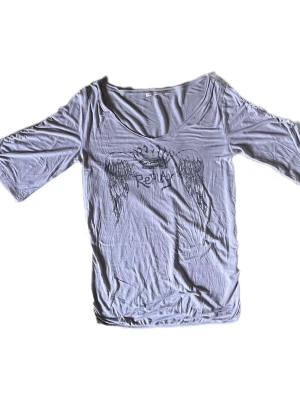 Replay off shoulder topp - Super cool Replay topp i gott skick. Har lite slitage vid halsen men inget som ska synas.