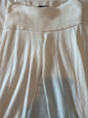 Vita ribbade leggings med låg midja  - Säljer ett par vita leggings med bred ribbad linning och låg midja. 