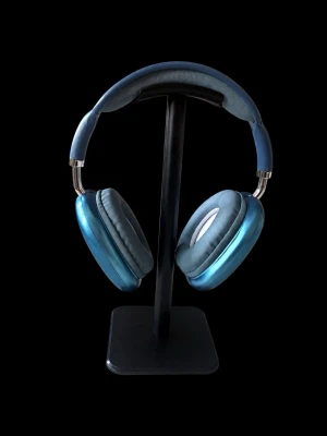P9 PRO Max Blå over-ear hörlurar med knappar - Snygga over-ear hörlurar i metallicblå färg med mjuka, grå vadderade kuddar och justerbar bygel. Hörlurarna har inbyggda knappar på sidan för enkel styrning av musik och samtal. Modern design med metalliska detaljer och bekväm passform.Säljes billigt då kartongen är skadad men har ingen inverkan på hörlurarna. 