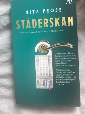 Städerskan av Nita Prose - En spännande pusseldeckare av Nita Prose. Utgiven av Albert Bonniers Förlag. Perfekt för dig som gillar mysterier och karaktärsdrivna berättelser.