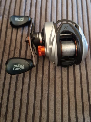 Abu Garcia multirulle silver och svart - Säljer en Abu Garcia multirulle i silver och svart med orange detaljer. Rullen har ergonomiska handtag, detta är en  REVO X multirullw för dig som vill få stora gäddor.