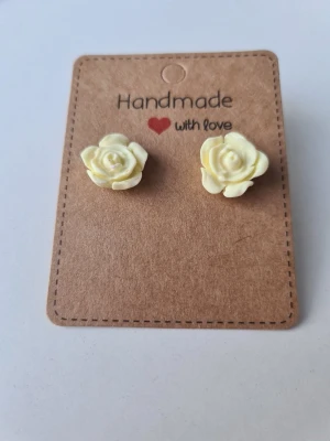 Handgjorda örhängen i form av rosor - Söta handgjorda örhängen i form av ljusgula rosor. De är små och diskreta, perfekta för dig som gillar blommiga detaljer. Gjorda för hand av mig i polymerlera. 