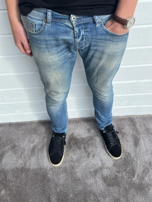 Diesel jeans ljusblå - Tjenare! Säljer dessa riktigt snygga diesel jeansen! Modellen på bilden är 191cm och väger 78kg.  Mycket bra skick och kvalitet. Passformen är slim med storleken W31/L32. 98% bomull 2%elastan. Hör gärna av dig vid intresse!