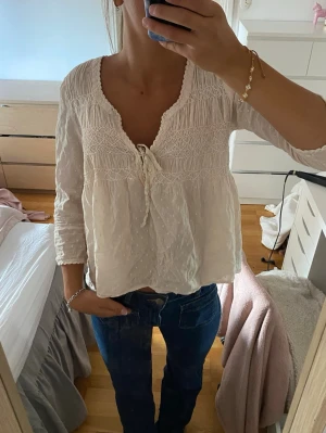 Odd Molly blus  - Söt vit blus från odd Molly med prickar på tyget. Storlek står ej men skulle säga att den är S💖