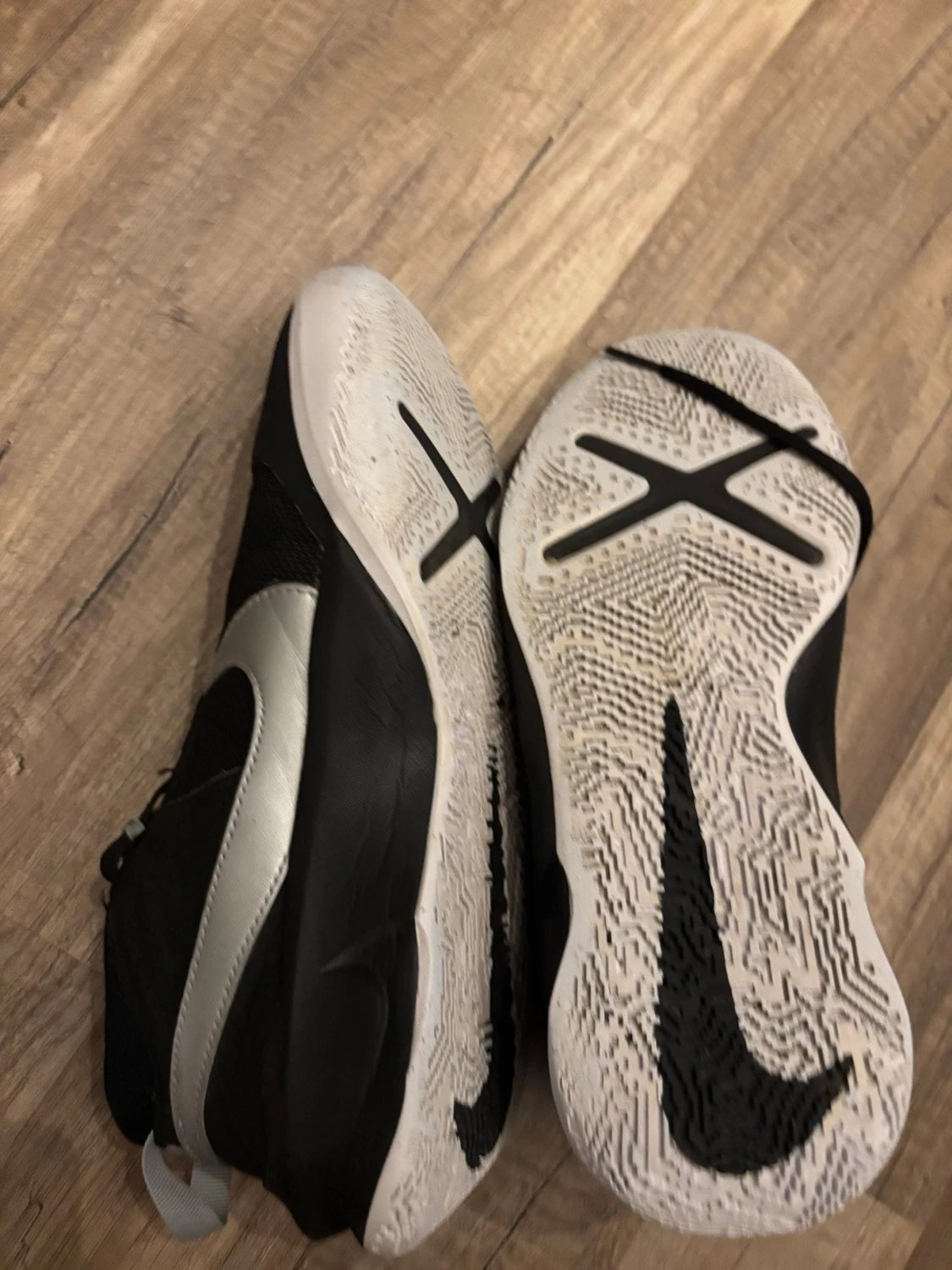 Svarta sneakers med grå detalj - 1