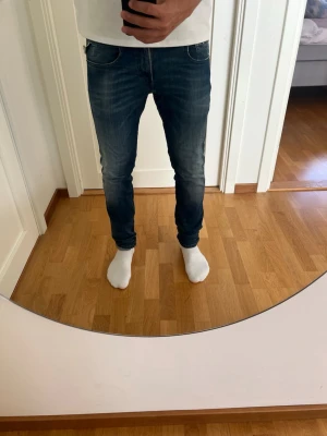 Replay anbass w27 l32 - Replay jeans med snygg fade, jag är 175 och de sitter perfekt. Använt de fåtal gånger. Hör av er vid frågor.