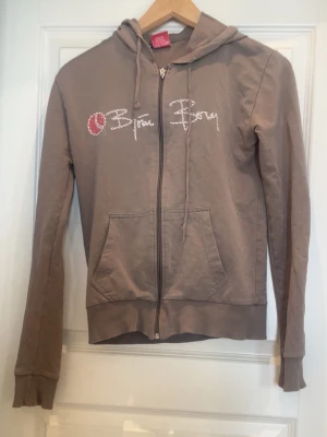 Björn Borg Brun Beige Hoodie Luvtröja Strass Tryck - Björn Borg Brun Beige Hoodie Luvtröja Tryck. Ärvt den och den är i mycket gott skick. 🚨Tar bara emot betalningar via Swish!!! Om du vill ha fler bilder eller har frågor är det bara att skriva till mig!!!🚨