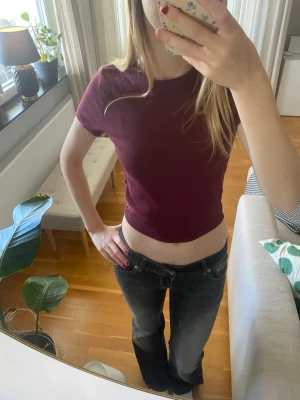Mörkröd croppad t-shirt - Snygg mörkröd croppad t-shirt med korta ärmar. I storlek M från Gina Tricot. I mycket bra skick, använd ett fåtal gånger.💞
