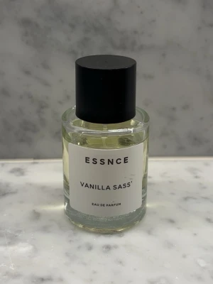 ESSNCE Vanilla Sass Parfym - Säljer denna parfym från ESSNCE i doften Vanilla Sass. Går att läsa mer på deras hemsida om hur den doftar. Säljer då den inte kommer till användning. Perfekt för dig som vill testa en ny doft eller ha påfyllning av din favorit. Säljs för 360 + frakt på ESSNCE hemsida 🩷
