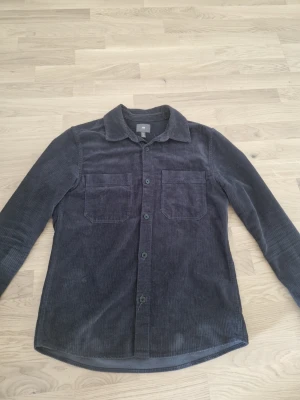 Overshirt - Säljer en mörkblå overshirt i manchestertyg från H&M. Storlek S