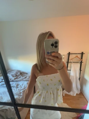Vit tubtopp med gula blommor - Använd få gånger, utan band!  Jag står inte för frakt, tar gärna emot bud under det satta priset för kompromiss!💗   Allt jag säljer är i stort sätt i nytt skick för ett lägre pris, kolla in resten av mina artiklar i min profil!