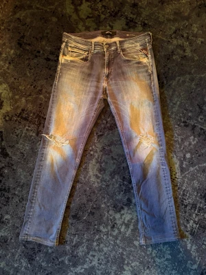 Replay Grover Jeans - Replay Jeans i modell Grover som sitter straight/slim | Snygg tvätt med slitningar | Strolek 32 | Tveka inte på att höra av dig vid frågor eller funderingar!