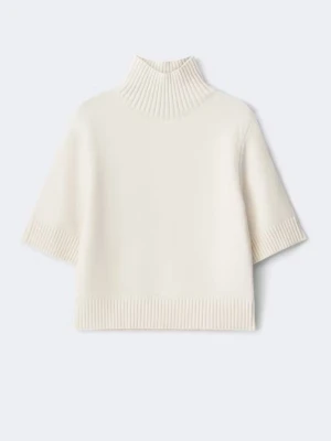Vit stickad tröja med halv polo - Säljer denana supersnygga stickade trekvartsärmade polo tröjan från Gina💗💗