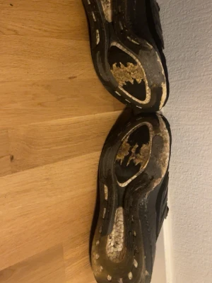 Svarta sneakers med boost-sula - Säljer mina ultra boost, använd några gånger,  jätte sliten och färgen har gått av 