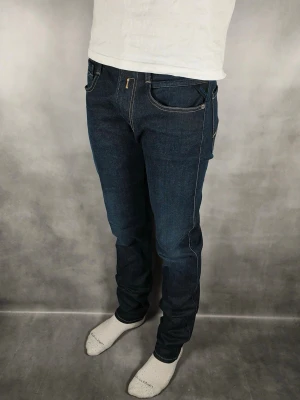 Replay Anbass  - Replay Anbass Jeans • Storlek: 31/34 • Skick: 9/10 – fint skick, utan skavanker • Inkluderas: Endast jeansen • Nypris: Ca 2 000 kr • Passform: Modellen på bilden är 180 cm lång, väger 65 kg •