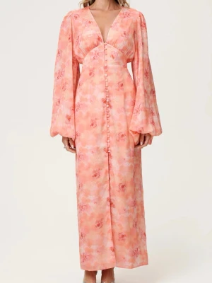 Adoore klänning positano - Romantisk långklänning i ljusa rosa och orange toner med blommigt mönster. Klänningen har v-ringning, puffiga långärmar och knappar framtill. Tillverkad i ett lätt, flytande material som ger en elegant siluett.