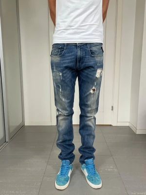 Replay Anbass Jeans  - Säljer nu dessa Replay Anbass Jeans med snygga slitningar och tvätt i populär design, W33 o L34 med mått ca 42 o 110 cm. skriv för fler bilder/frågor🙌🏼