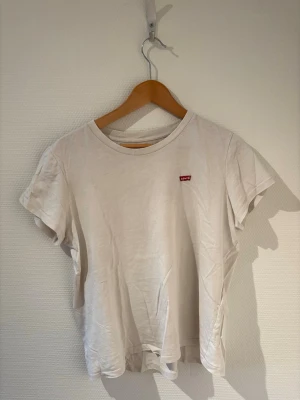 Levis T-shirt  - Vit T-shirt från Levis🤍❤️.                                             Storlek L
