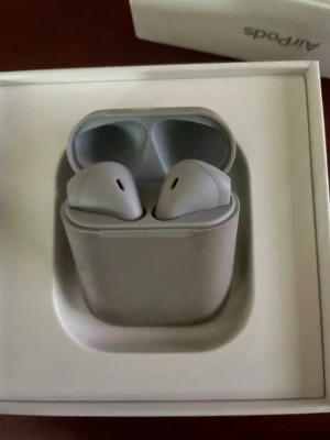 Trådlösa vita in-ear hörlurar - Snygga trådlösa in-ear hörlurar i vit färg med laddningsetui. Smidig och kompakt design som passar perfekt i fickan. Hörlurarna har touchkontroller och laddas enkelt i det medföljande etuiet. Perfekta för musik, poddar och samtal på språng.