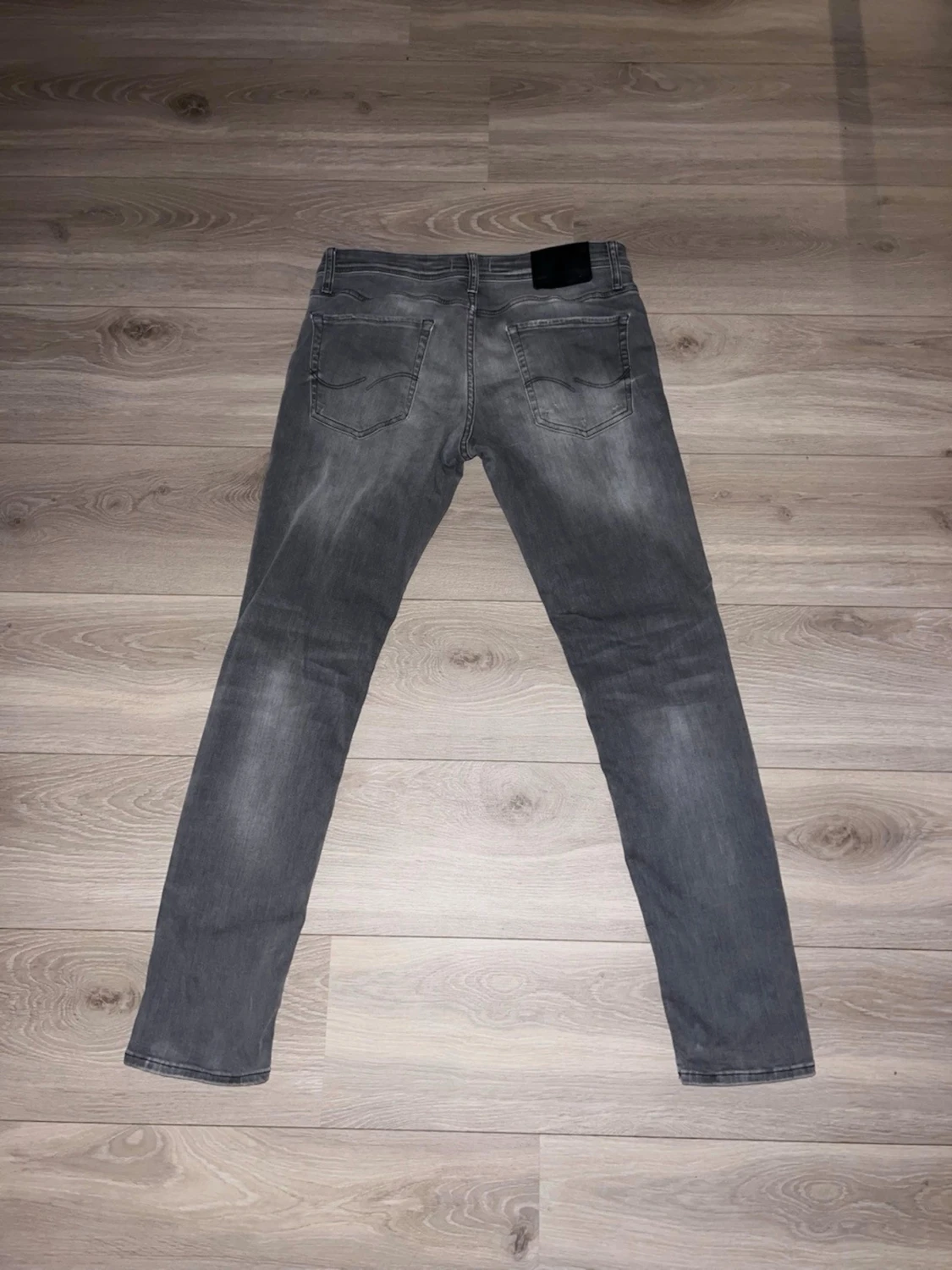 Grå slim fit jeans med slitningar - 2