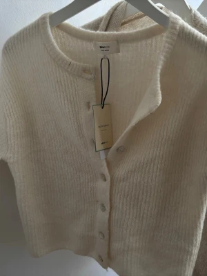 Gina tricot wool blend kofta  - superfin kofta från gina tricot i xs. säljer då den inte kommer till någon användning! nypris: 399kr