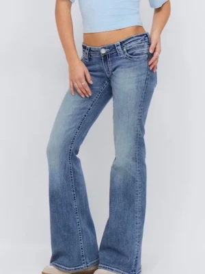 Low waist jeans  - Super snygga ljusblå low waist jeans ifrån Gina Tricot perfekta nu till hösten. Jeansen är knappt använda så de är i bra skick. Skriv för frågor💗💗 