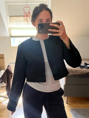 Svart croppad kavajjacka - En helt ny svart kavaj från Zara med prislappen kvar 
