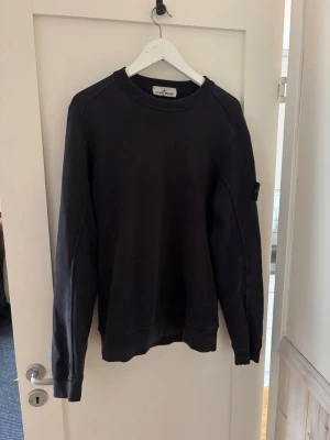 Grå sweatshirt från Stone Island - Säljer denna mörkblå tröjan från Stone Island. Använd en del, därav några små slitage och solblekt. Däremot syns det inte lika mycket i verkligheten. Skriv privat för fler bilder eller frågor!!