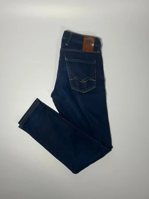 Replay anbass jeans  - 👕 Plagg: Jeans                                                          📏 Storlek: 29/32 (storlekslapp saknas)                                                            🏷️ Märke/Modell: Replay anbass                                                ✨ Skick: Fint skick                                                        💬 Vid frågor är det bara att skriva!                                                                                          🛍️ Gramenti
