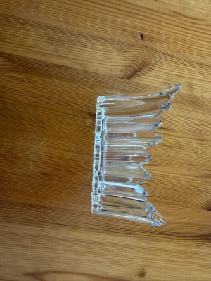 Glasskål  - Säljer en stilren, glasskulptur.